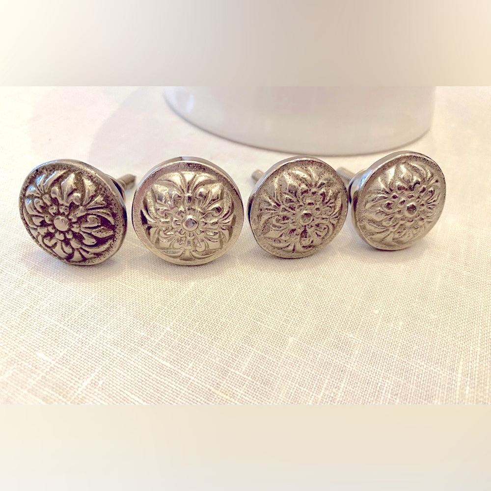 (4) Floral drawer knobs, silver. - Picture 7 of 7